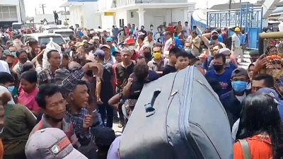 PARA pemudik yang berasal dari Pelabuhan Tanjungpriok Jakarta dan Pulau Batam keluar dari Terminal Penumpang Bandar Deli Pelabuhan Belawan, Senin (19/12) untuk mencari bus yang akan mengantarkan mereka ke kampung halamannya di sejumlah kabupaten/kota di. Sumatera Utara. Waspada/Andi Aria Tirtayasa