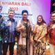 Komisioner KPID Sumut foto bersama Ketua TP PKK Provinsi Bali Puteri Koster usai acara Anugerah KPID Bali. Waspada/Ist