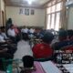 PERTEMUAN dengan para pihak, di antaranya Camat Air Joman Khualid Armansyah, tokoh masyarakat Muslim Simbolon, Kepala UPT Jalan dan Jembatan Bina Marga (BMBK) Tanjungbalai Ir Syahrial Efendi dan mewakili PT Waskita Karya, Vicco, dan sejumlah kepala desa di sana. Waspada/Ist