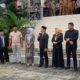 PIMPINAN dan anggota DPRK Aceh Tamiang tampung aspirasi tenaga PDPK Aceh Tamiang yang disampaikan melalui aksi damai di gedung DPRK setempat. Waspada/Yusri