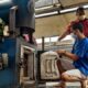 TERSANGKA MIM, pengedar 1 Kg sabu-sabu saat hendak memusnahkan sendiri narkotika jenis sabu-sabu ke dalam mesin insenerator di halaman kantor BNN Sumut di Jl. Pasar V Timur Desa Medan Estate Kecamatan Percut Seituan, Jumat (9/12). Waspada/Andi Aria Tirtayasa