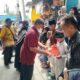 DIREKTUR Utama PT.Rasya Madani Perkasa dan CV Ade Alvin Perkasa Jaya Nuri Rizki SKom memberikan santunan kepada 70 anak yatim pada acara peresmian kantor perusahaan tersebut di Jl. Simalungun Kelurahan Belawan 1 Kecamatan Medan Belawan, Rabu (28/12). Waspada/Andi Aria Tirtayasa