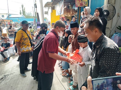 DIREKTUR Utama PT.Rasya Madani Perkasa dan CV Ade Alvin Perkasa Jaya Nuri Rizki SKom memberikan santunan kepada 70 anak yatim pada acara peresmian kantor perusahaan tersebut di Jl. Simalungun Kelurahan Belawan 1 Kecamatan Medan Belawan, Rabu (28/12). Waspada/Andi Aria Tirtayasa