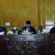 KETUA DPRK Aceh Tamiang, Suprianto,ST dan Wakil Ketua 1, Fadlon dan Wakil Ketua II, Muhammad Nur saat memimpin rapat usulan pemberhentian Bupati-Wakil Bupati Aceh Tamiang. Waspada/Yusril