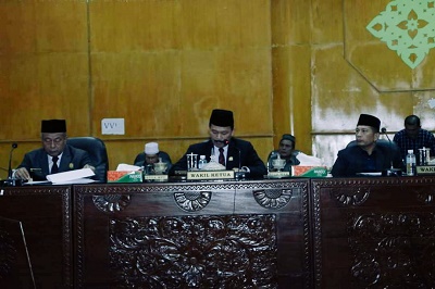 KETUA DPRK Aceh Tamiang, Suprianto,ST dan Wakil Ketua 1, Fadlon dan Wakil Ketua II, Muhammad Nur saat memimpin rapat usulan pemberhentian Bupati-Wakil Bupati Aceh Tamiang. Waspada/Yusril