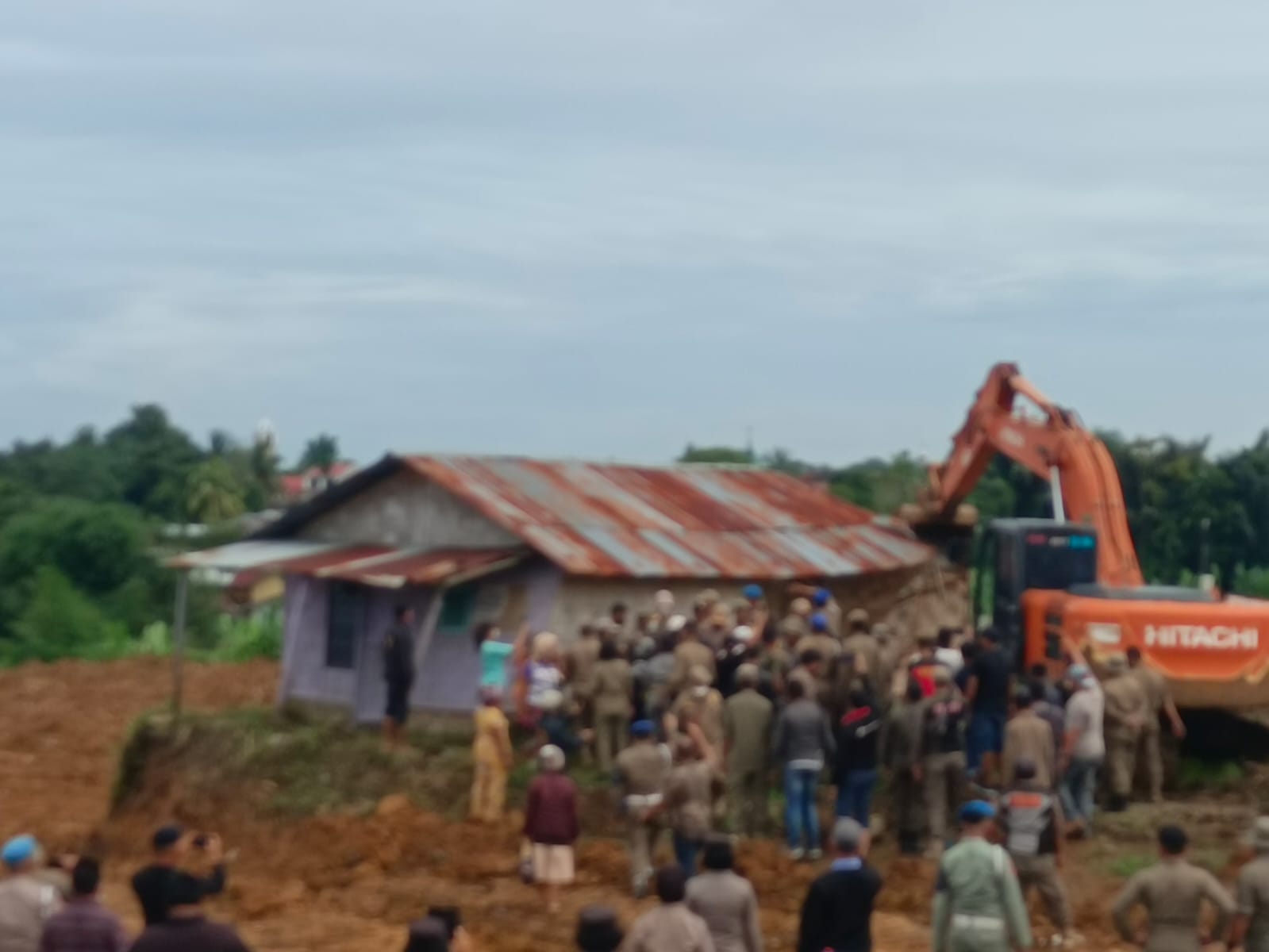 SUASANA penertiban bangunan liar di lahan PT PND di Desa Simalungkar A, Kec Pancur Batu, Kab. Deli Serdang, Senin (12/12). Waspada/Ist
