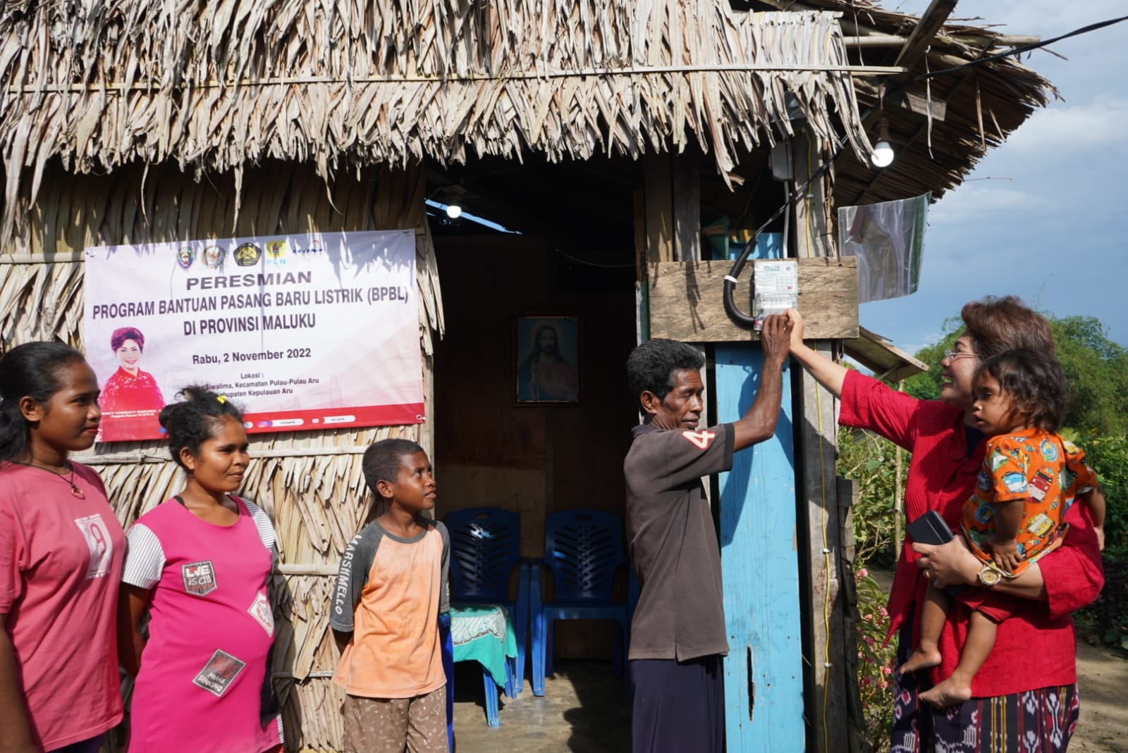 SALAH seorang warga penerima Program BPBL di wilayah 3T mendapatkan bantuan pemasangan baru listrik secara gratis dari pemerintah.