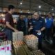Menteri Perdagangan Zulkifli Hasan didampingi Menteri Badan Usaha Milik Negara Erick Thohir meninjau harga dan ketersedian bahan pokok di Pasar Raya MMTC Jl. Willem Iskandar, Medan, Rabu (18/1).