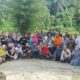 Warga Le'MANKers'86 foto bersama di Ancol, tepi Sungai Bahbolon, Desa Buluhduri, Pamela Kab Sergai, Minggu (8/1). Waspada/Ist