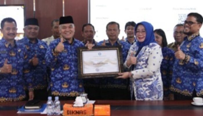 Kadisdiksu Terima Penghargaan Leader Inspiratif Dari AKSI Sumut