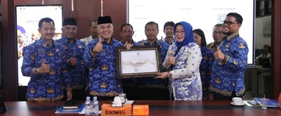 KADISDIK Sumut Dr.Asren Nasution MA menerima penghargaan Leadher Inspiratif dari AKSI. Waspada/Ist