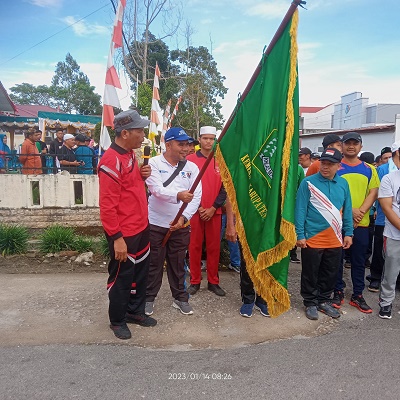 KAKAN Kemenag Dairi H.Riswan Gaja(kiri) bersama Ketua MUI Wahlin Munthe melepas Gerak Jalan Kerukunan dari Kantor Kemenag Kab. Dairi.Waspada/Kartolo Munte.