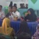 KEPALA Bidang (Kabid) SDA-CKTR Indra Sakti Harahap mewakili Plt Kepala Dinas Sumber Daya Air, Cipta Karya dan Tata Ruang Sumut, Bambang Pardede (tiga kanan) berdialog dengan warga Desa Sena, Batangkuis, yang ditandai dengan penerimaan ganti rugi atas tanah mereka, di Kantor Desa Sena, dihadiri Kepala Desa Yuli, pekan lalu. Waspada/ist
