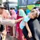 SEORANG polisi dari kesatuan Polres Pidie berusaha membantu anak pengungsi Rohingya yang sedang sakit dan digendong ibunya. Pemandangan ini terlihat saat bus yang mengangkut 174 pengungsi tersebut tiba di Yayasan Mina Raya, Kecamatan Padang Tiji, Kabupaten Pidie, Minggu (1/1) Waspada/Muhammad Riza