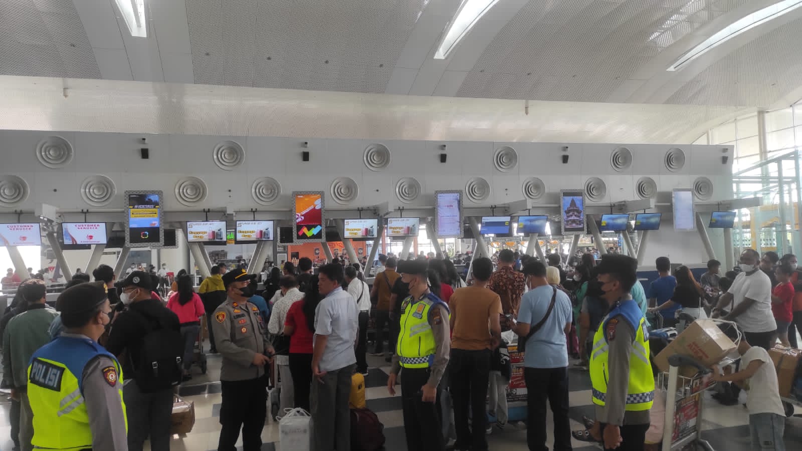 Kapolsek Kawasan Bandara Kualanamu Pantau Arus Balik Nataru Di KNIA