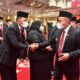 GUBSU Edy Rahmayadi, memberikan ucapan selamat kepada pejabat eselon II yang baru dilantik. Waspada/Ist