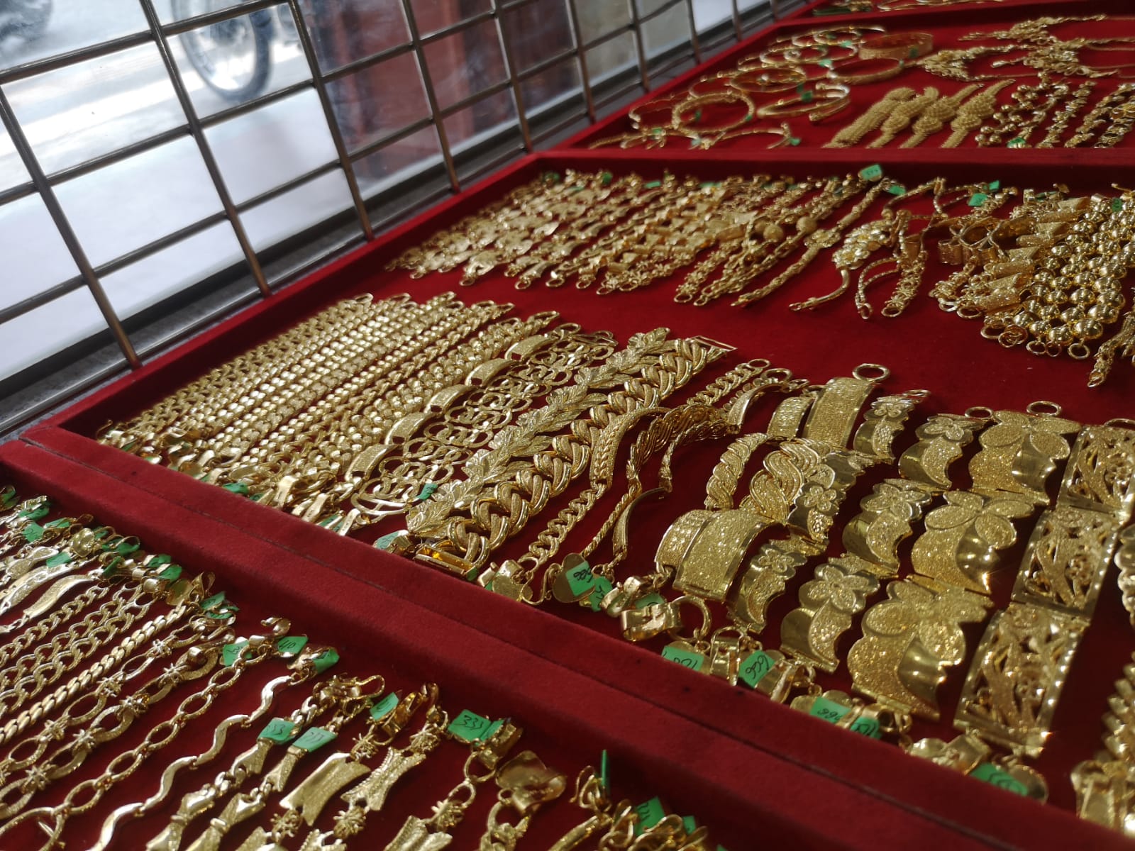 Harga Emas Merangkak Naik Tembus Rp3,2 Juta/Mayam