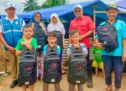 Raut wajah sumringah terpancar dari wajah anak-anak dan warga terdampak gempa Cianjur beberapa waktu lalu usai mendapat bantuan perlengkapan sekolah berupa seragam, sepatu, tas, buku hingga alat tulis.