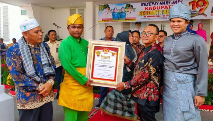 Hari Jadi Ke-19 Sergai, PWI Terima Penghargaan