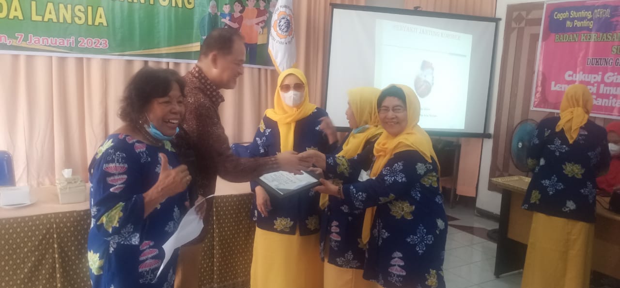 KETUA LPPLU Sumut, Hj Halimah Hutagalung memberi cenderamata untuk pembicara dr.Nizam Zikri Akbar usai kegiatan berlangsung. Waspada/Anum Saskia