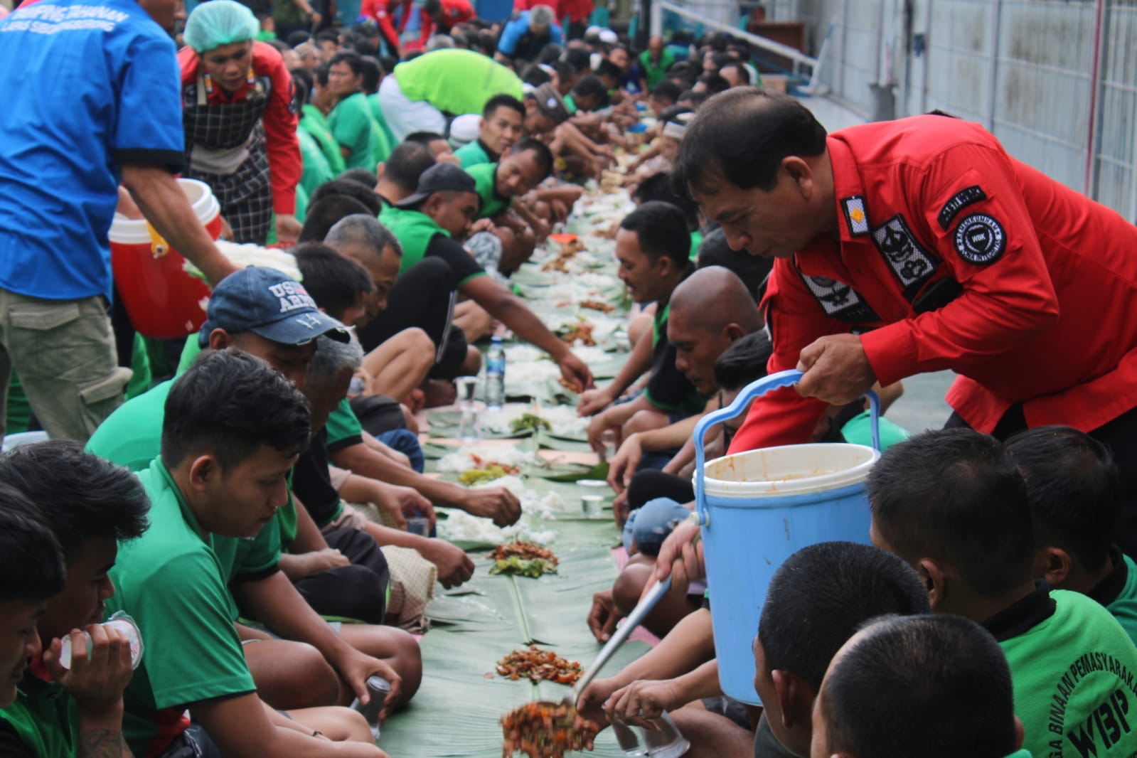 Sambut Tahun 2023, Petugas Lapas Siborongborong Makan Bersama Dengan Warga Binaan Pakai Daun Pisang