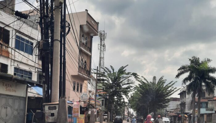Kota Medan Kini Dipenuhi Tiang Sulitkan Pejalan Kaki