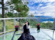 Menikmati Indahnya Danau Toba Dari Atas Jembatan Kaca