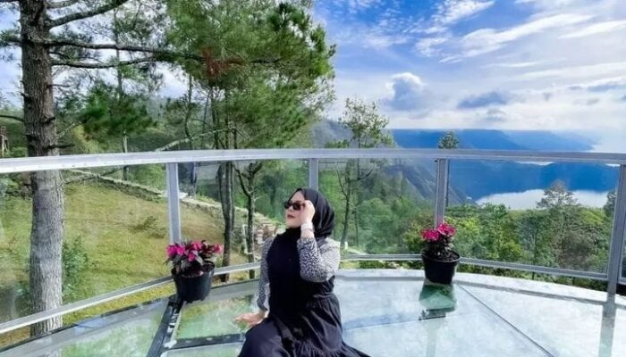 Menikmati Indahnya Danau Toba Dari Atas Jembatan Kaca