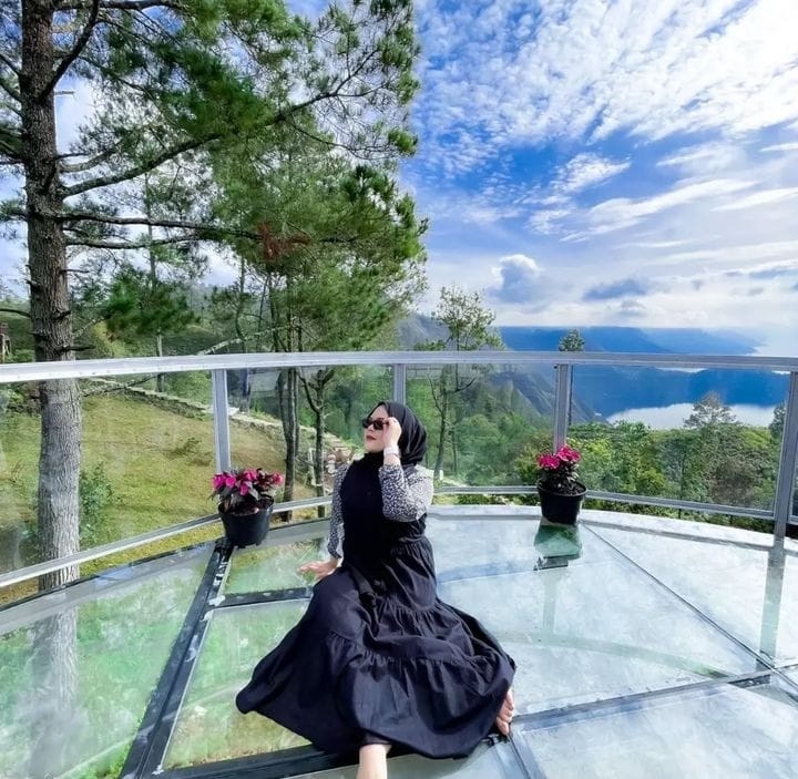 Menikmati Indahnya Danau Toba Dari Atas Jembatan Kaca