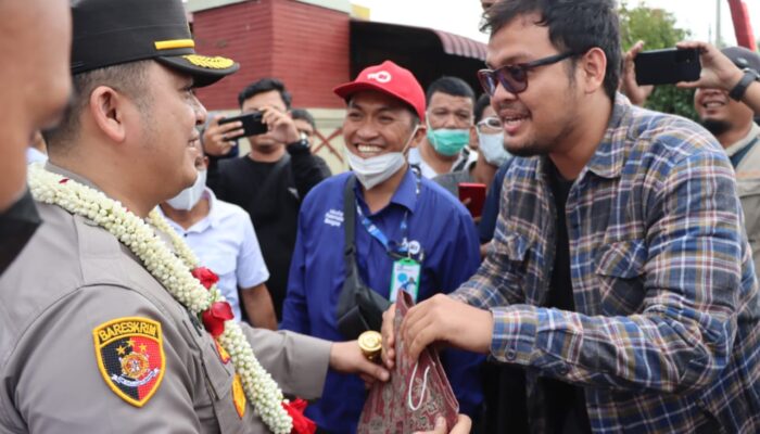Tim 11 Jurnalis Medan Utara Berikan Cinderamata Kepada AKBP Faisal RH Simatupang