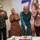 Pemimpin Umum Hr Waspada Dr Hj Rayati Syafrin (empat kiri) disaksikan Pemimpin Redaksi/Penangggung Jawab Harian Waspada, H Prabudi Said memotong kue di acara syukuran HUT Harian Waspada ke 76 Tahun di kantor Harian Waspada Jl Letjend Suprapto No 1 Medan, Rabu (11/1). Waspada/Ucok Faisal