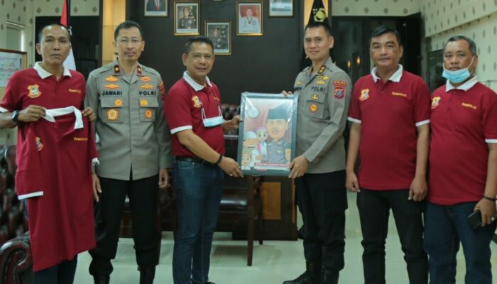 Sebagai Bentuk Kenang-kenangan, Ketua Pewarta Berikan Karikatur kepada Irjen Pol Dadang Hartanto