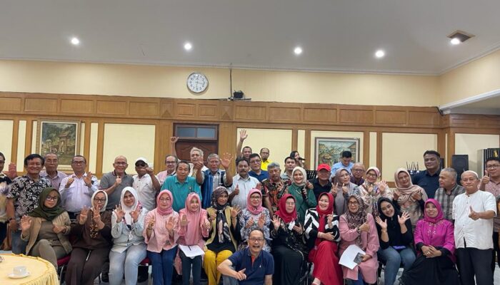 M Husni Terima Mandat Presidium IKAL SMAN 6 Medan
