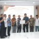 SEKDAPROVSU Aries S. Trinugroho, besama Ketua Pengurus Perkumpulan Medan Club Eswin S. Soekardja, memperlihatkan berita acara pelunasan pembelian lahan Medan Club oleh Pemprovsu. Waspada/Ist