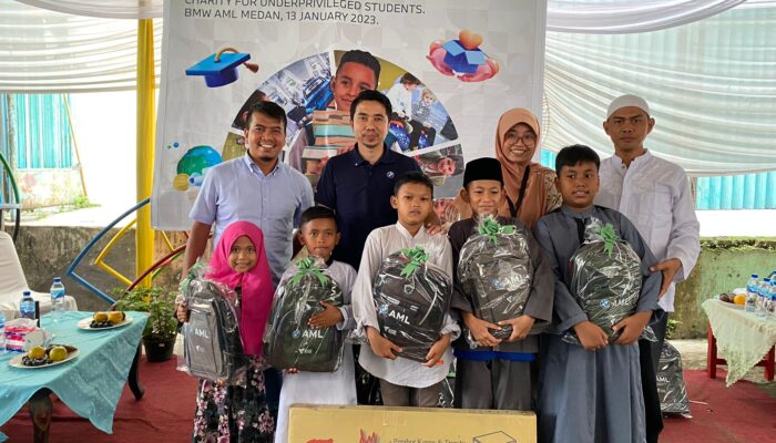 <em>BMW AML dan DD Waspada Bagikan 100 Paket School Kit Untuk Anak Sekolah</em>