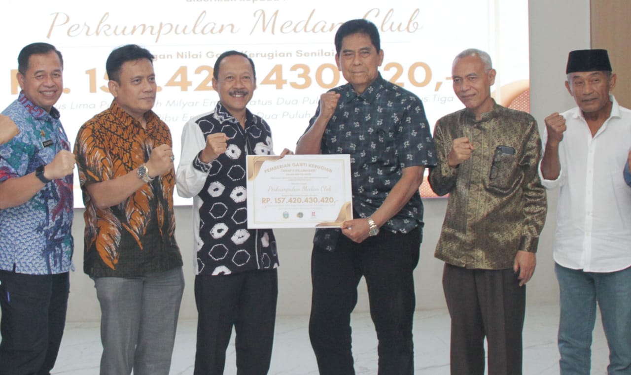 SEKDAPROVSU Aries S. Trinugroho, bersama Ketua Pengurus Perkumpulan Medan Club Eswin S. Soekardja, memperlihatkan berita acara pelunasan pembelian lahan Medan Club oleh Pemprovsu. Waspada/Ist