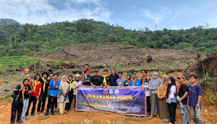 Peduli Bahayanya Deforestasi, LPKEL Dan Mapala-UGL Agara Penghijauan