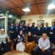 MAHASISWA LP3I berfoto bersama dengan jajaran Harian Waspada usai berkunjung, Senin (16/1). Waspada/Rama Andriawan