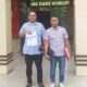 KUASA hukum Syamsul Tarigan menunjukkan surat terkait permintaan SP3 kliennya, Selasa (17/1). Waspada/Ist