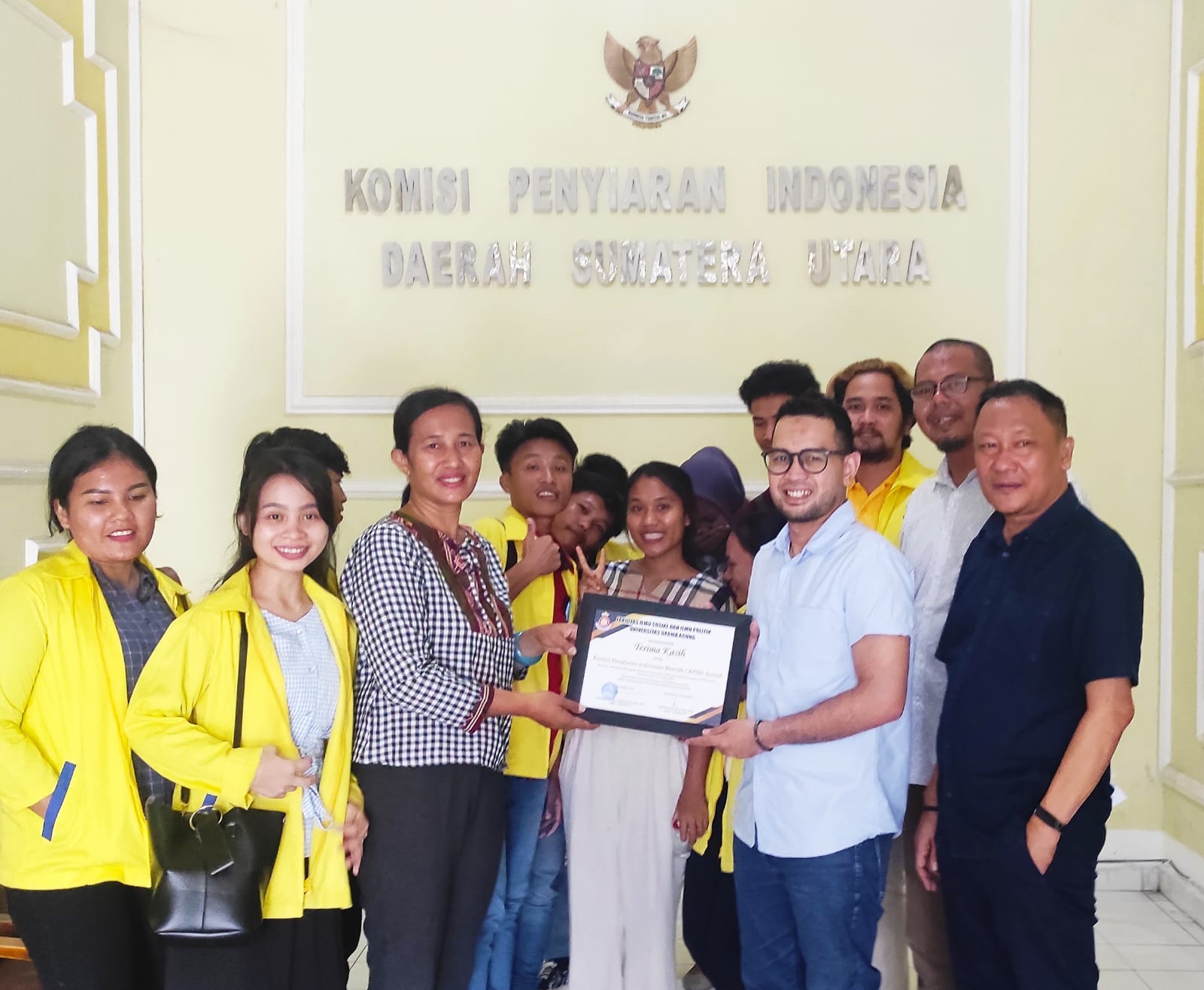 KETUA KPID Sumut Anggia Ramadhan menerima plakat dari mahasiswa yang melakukan kunjungan studi di KPID Sumut, Senin (16/1). Waspada/Ist