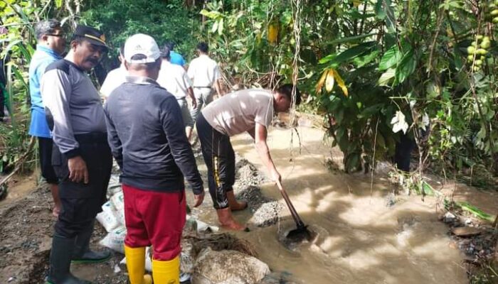 Paska Banjir, Rumah Warga Muarasipongi Dibersihkan