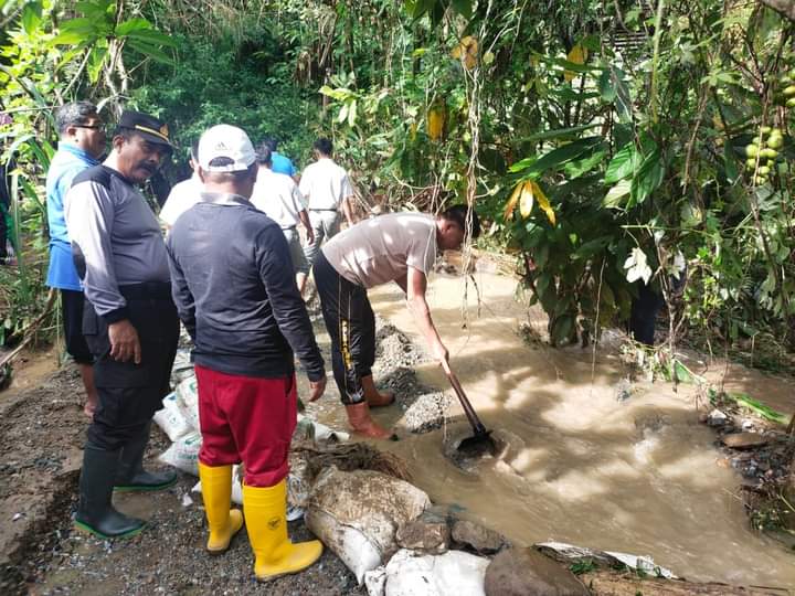 Paska Banjir, Rumah Warga Muarasipongi Dibersihkan