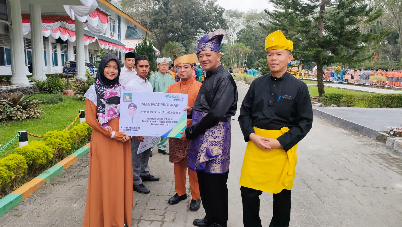 PLT Bupati Langkat Syah Afandin, SH didampingi Sekda Amril S.sos, MAP, Kepala BPJS Ketenagakerjaan Langkat Stabat Yuliandi Sahputra berfoto bersama usai menyerahkan manfaat program Badan Penyelenggara Jaminan Sosial (BPJS) Ketenagakerjaan kepada 2 ahli waris dari pegawai honor di Pemkab, bertepatan dengan Hari Ulang Tahun (HUT) ke-273. Kamis (19/1). Waspada/Ist