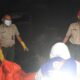 Korban tewas terbakar dievakuasi petugas, setelah rumah di Jl. Brigjen Hamid, Kel.  Titi Kuning, Medan Johor terbakar, Kamis (19/1) malam. Waspada/Ist