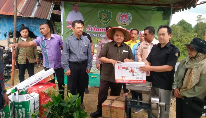 Bupati Tapsel Dan 5 Koptan Tanam 10 Ribu Batang Cabai Merah Dan 1500 Batang Kopi