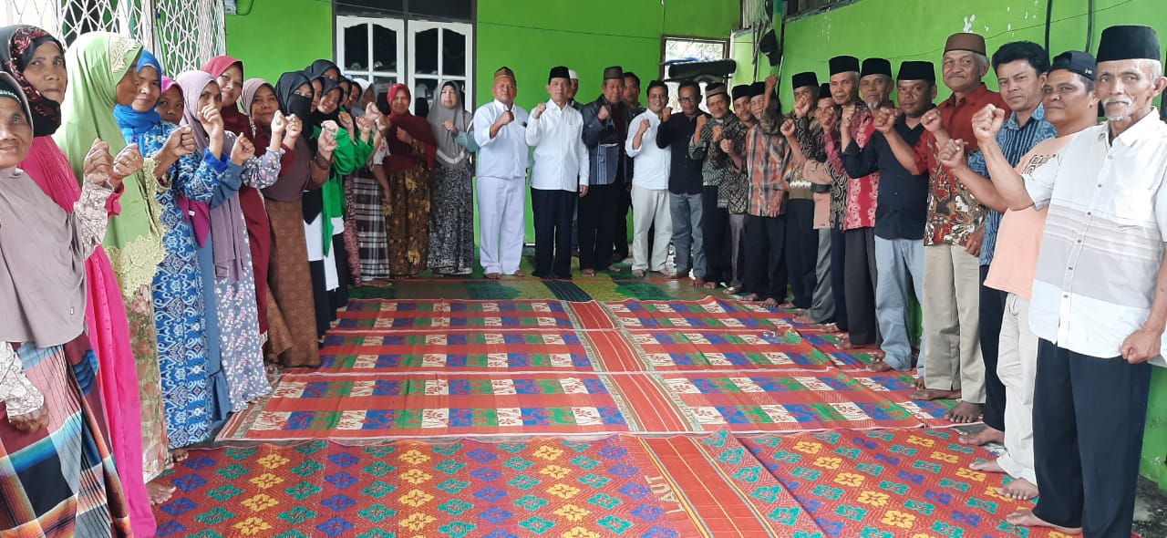 Syahrul Pasaribu bersama para tokoh dan masyarakat yang menghadiri syukuran pelantikan Syafruddin Siregar sebagai Kepala Desa Siala Gundi, Kec Sipirok, Kab. Tapsel. (Waspada/Ist)