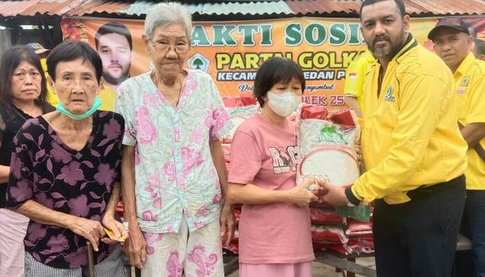 Bagikan Sembako, Golkar Medan Polonia Hadirkan Imlek Ceria