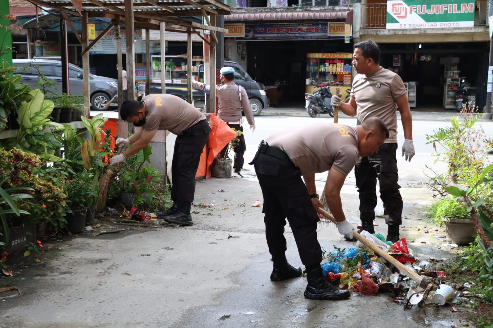 Jelang F1H2O, Jajaran Polres Simalungun Gotroy Kebersihan Di Jalinsum Jelang F1H2O, Jajaran Polres Simalungun Gotroy Kebersihan Di Jalinsum