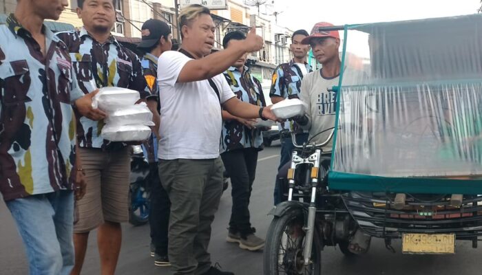 IPK Labuhan Deli Berbagi Nasi Kotak Di Jumat Berkah