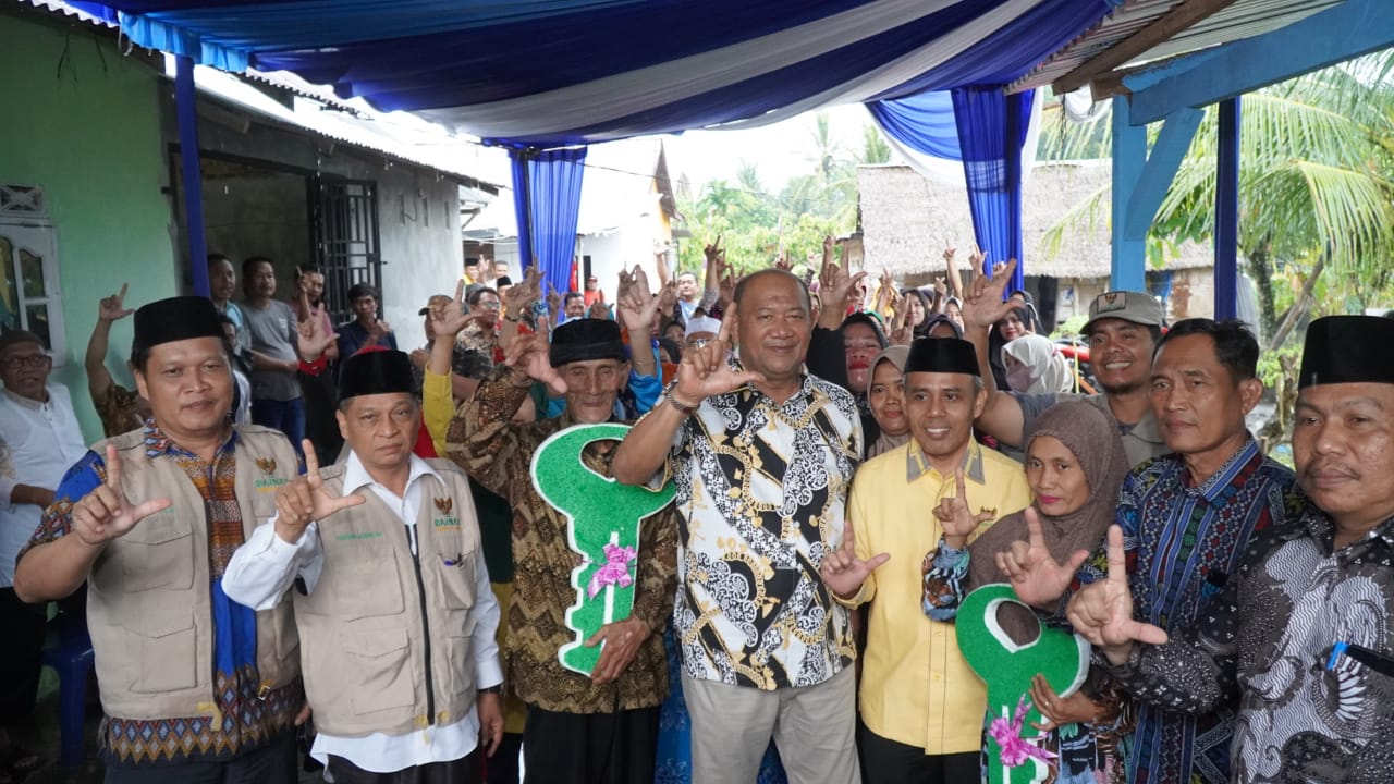 Plt Bupati Langkat Bersama Wakil Ketua 4 BAZNAS Sumut Serahkan Bantuan Bedah Rumah